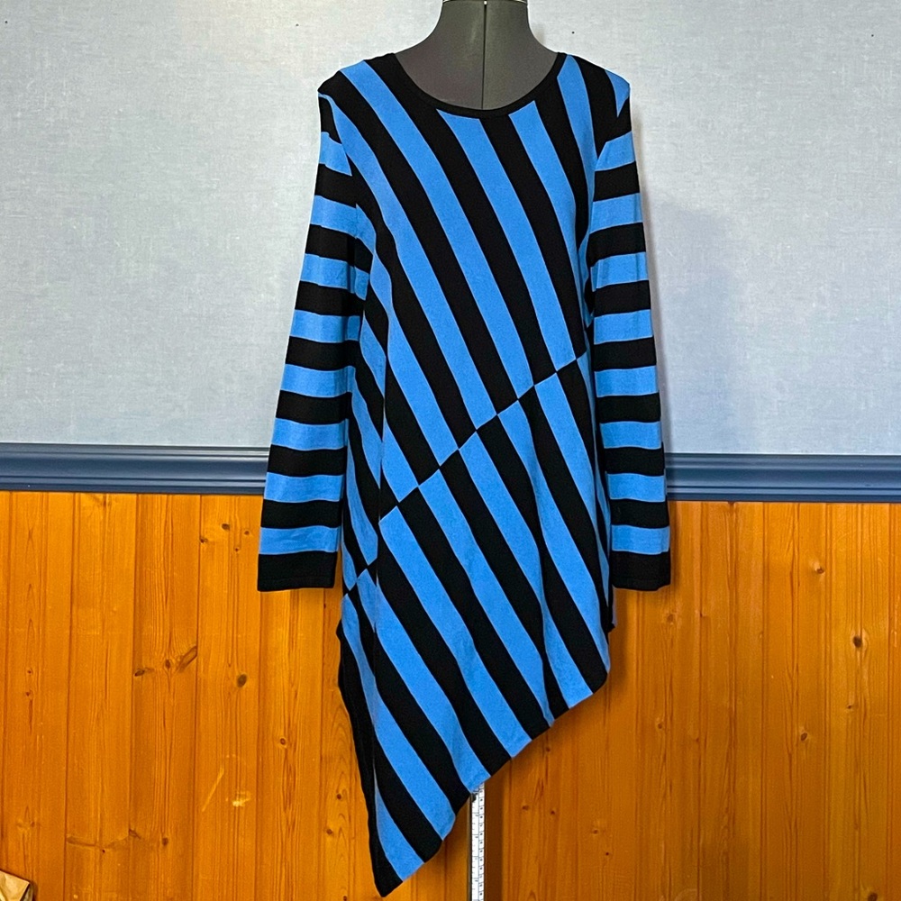 EUC Alfani asymmetric hem tunic sweater size large